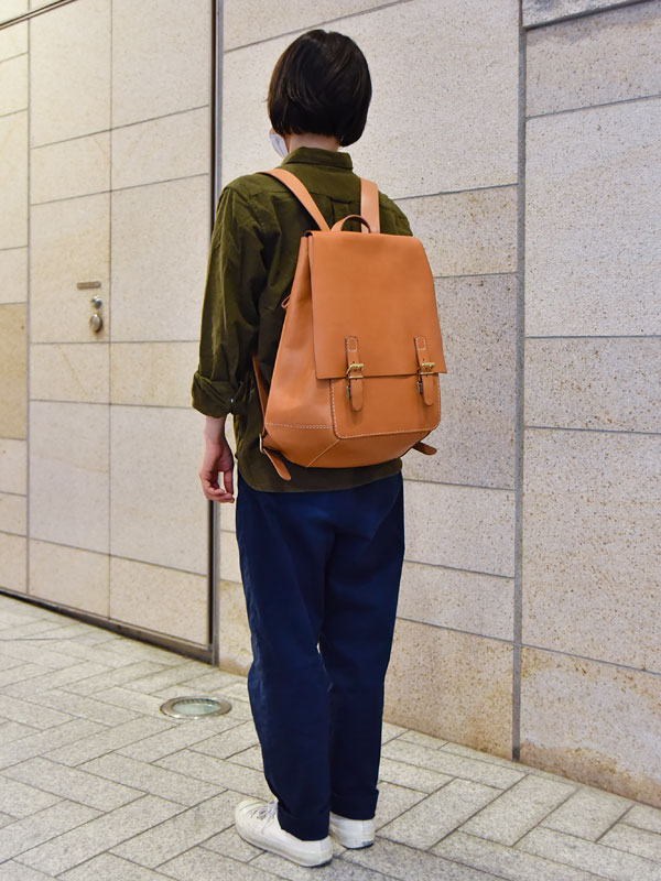 カヌーバッグ(SP-2021)　レディースキャメル着用