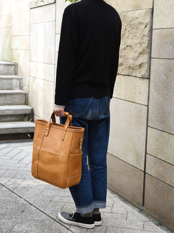 メンズにおすすめのシンプルな縦長レザートートバッグ / 革鞄のHERZ