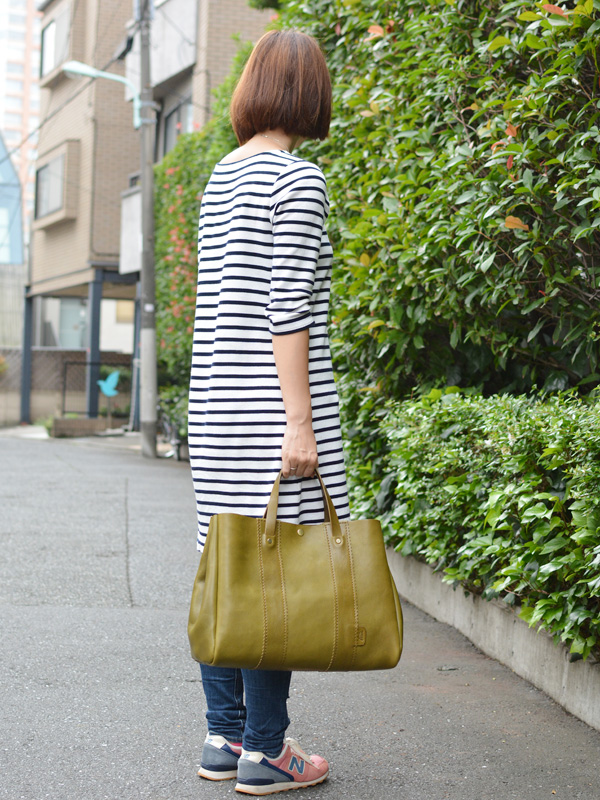 レディーストートバッグ(T-1) Nタイプの革色グリーンを手持ち