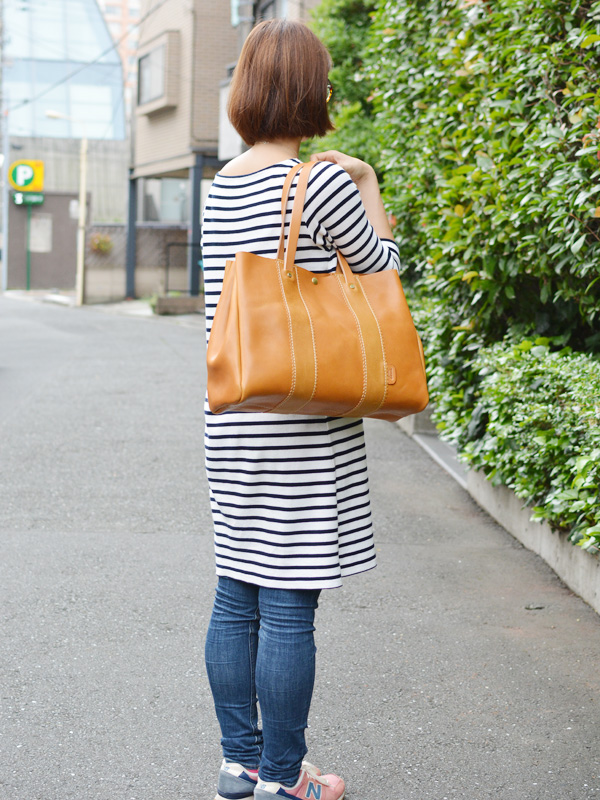 レディーストートバッグ(T-1) Hタイプの革色キャメルを肩掛け