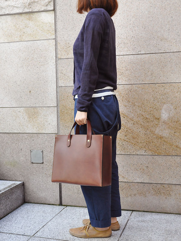 ベーシックなトートバッグ(T-44)　Sサイズ女性着用