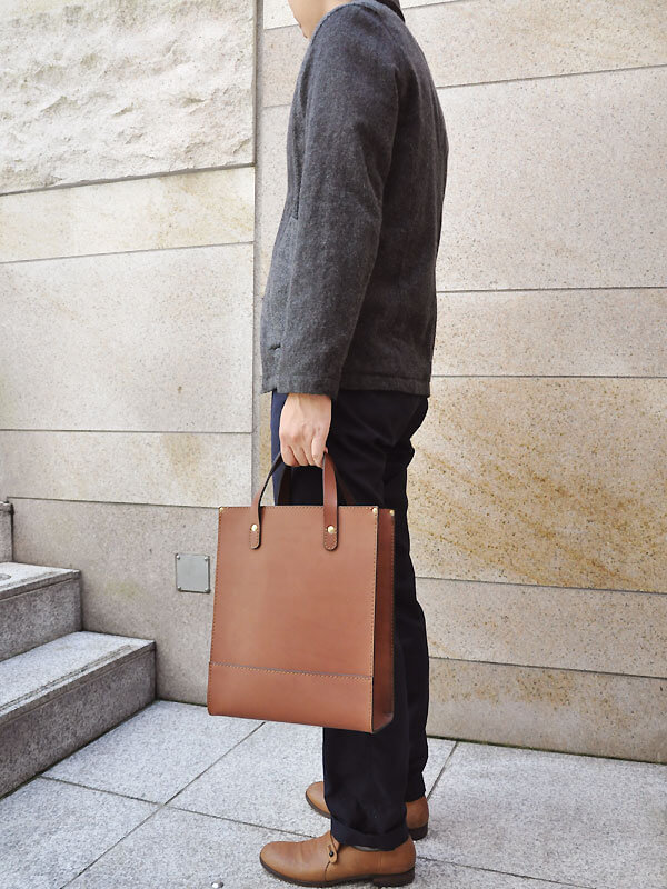 ベーシックなトートバッグ(T-44)　Mサイズ男性着用