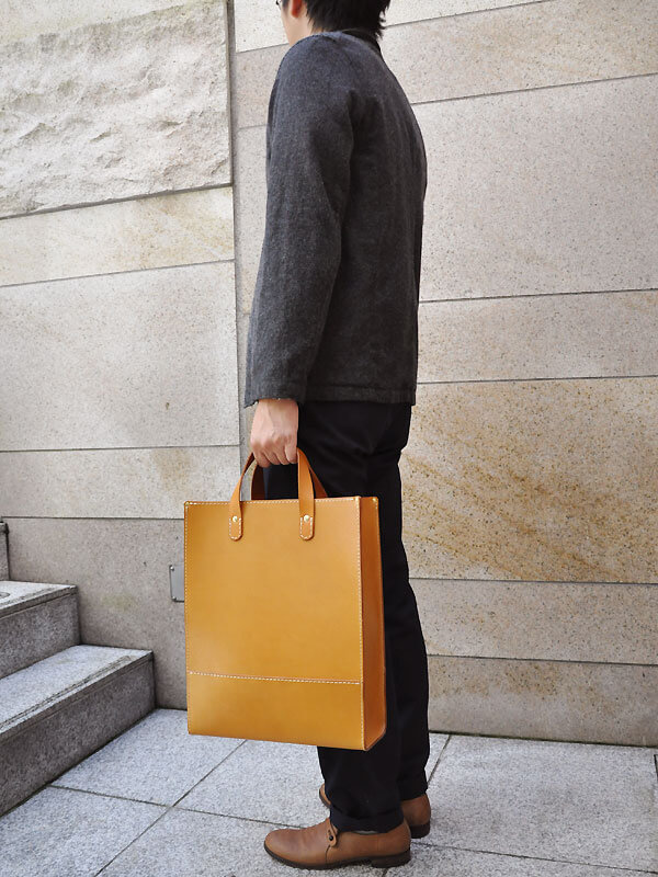 ベーシックなトートバッグ(T-44)　Lサイズ男性着用