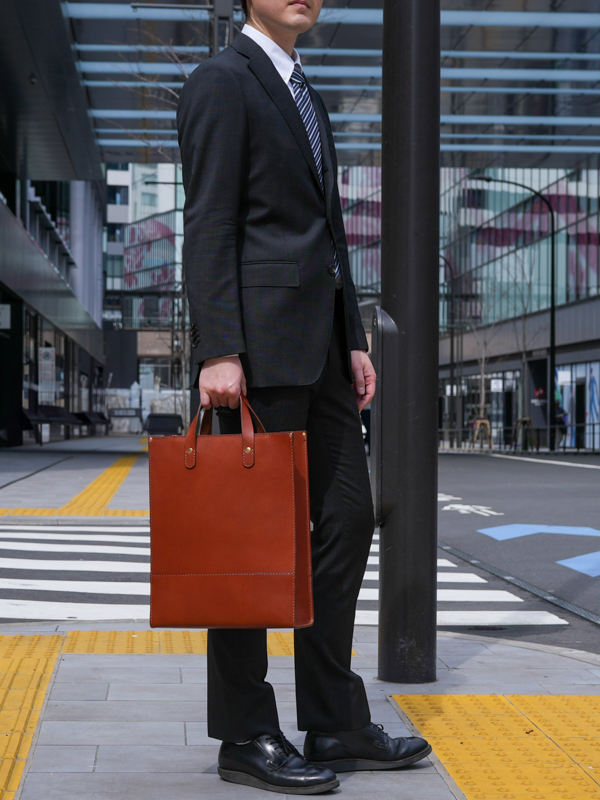 ベーシックなトートバッグ(T-44)　Mサイズ男性着用