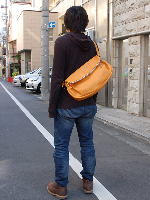 ファスナーボディバッグ着用