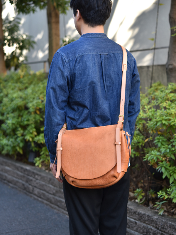 ワイルドメールバッグ丸型(TN-6)　メンズMサイズキャメル着用