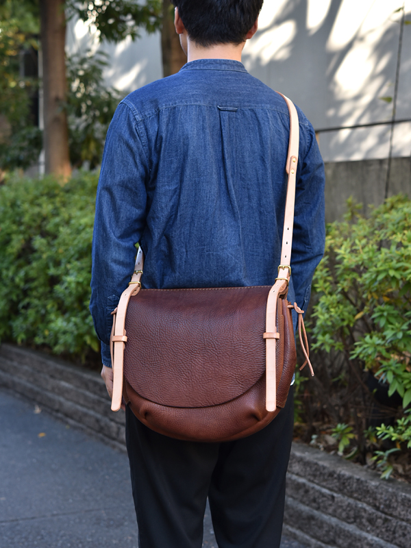 ワイルドメールバッグ丸型(TN-6)　メンズLサイズチョコ着用