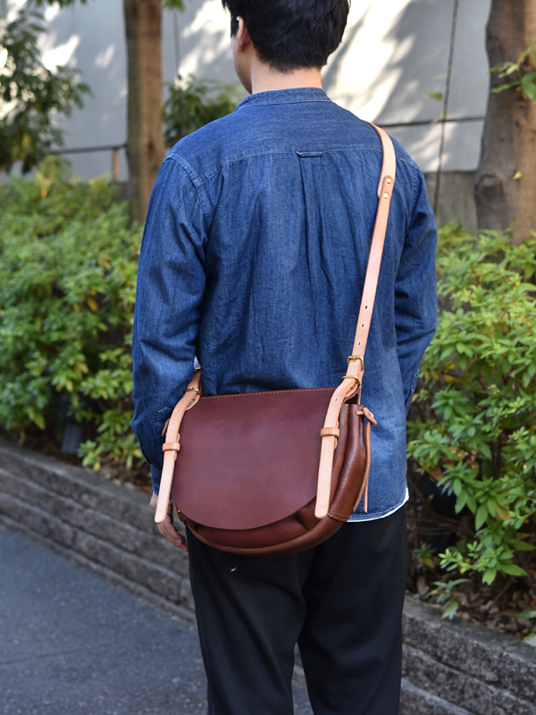 ワイルドメールバッグ丸型(TN-6)　メンズSサイズチョコ着用