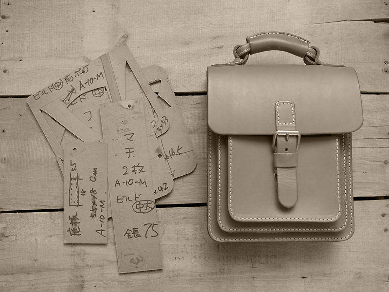 ヘルツ シンプルスタイル2wayバッグ HERZ 建築物を思わせる堅牢なボックス型の2wayショルダーバッグ「革鞄