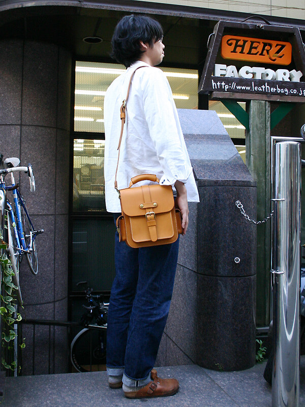 herz ヘルツ サイドポケット・2wayショルダーバック(A-18) 黒 厚革でカッチリとしつつも可愛らしい2wayショルダーバッグ「革鞄