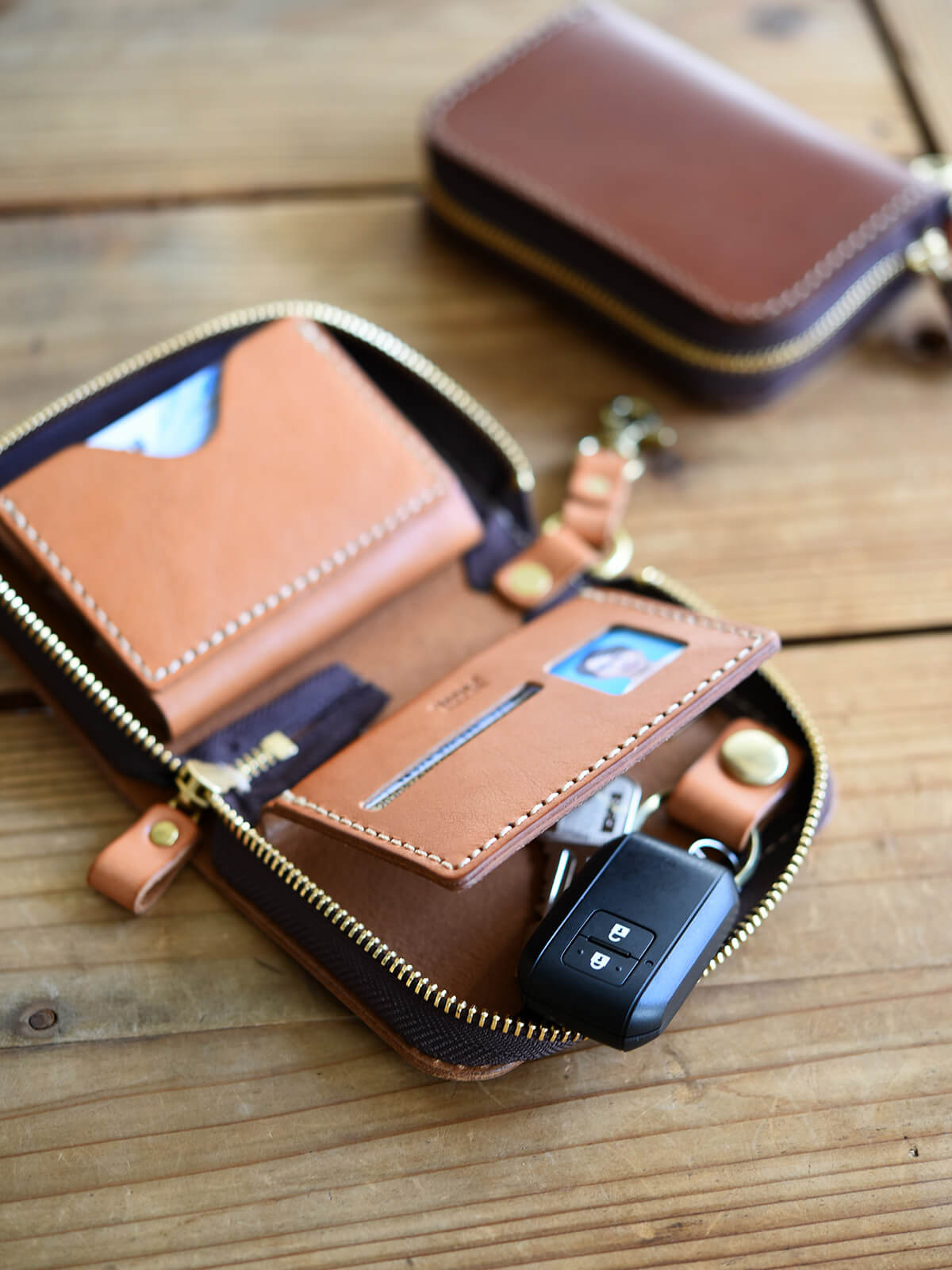 最終　ヘルツ　HERZ スマートキーケース　限定むらさき カードも入るミニマムデザインのフラップキーケース / 革鞄のHERZ