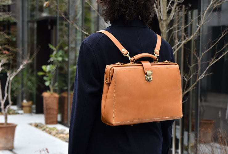 盤面に樹脂版を入れた3wayソフトダレスバッグ / 革鞄のHERZ