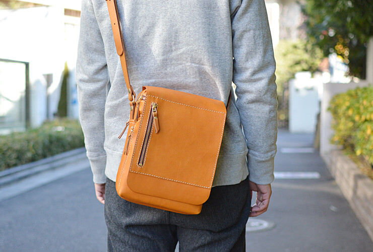 3ポケット・ショルダーバッグ(CK-6)はソフトレザーを使った四角い革鞄