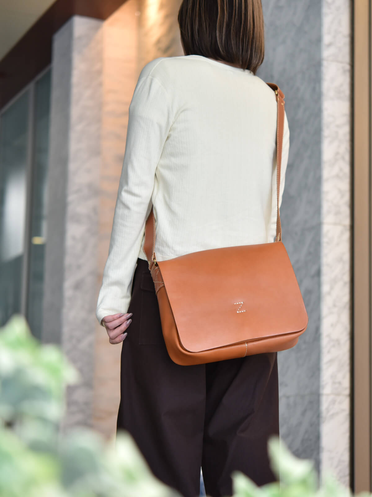 シンプルでスタンダードな総かぶせの横型ショルダーバッグ / 革鞄の