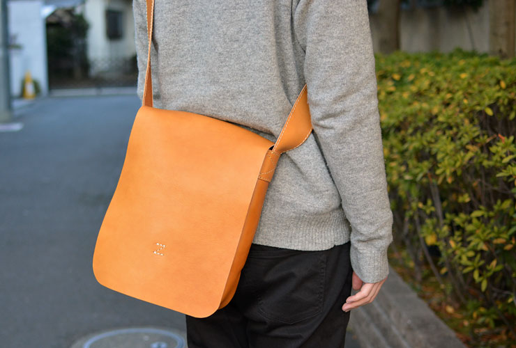 シンプルでスタンダードな総かぶせの縦型ショルダーバッグ / 革鞄の