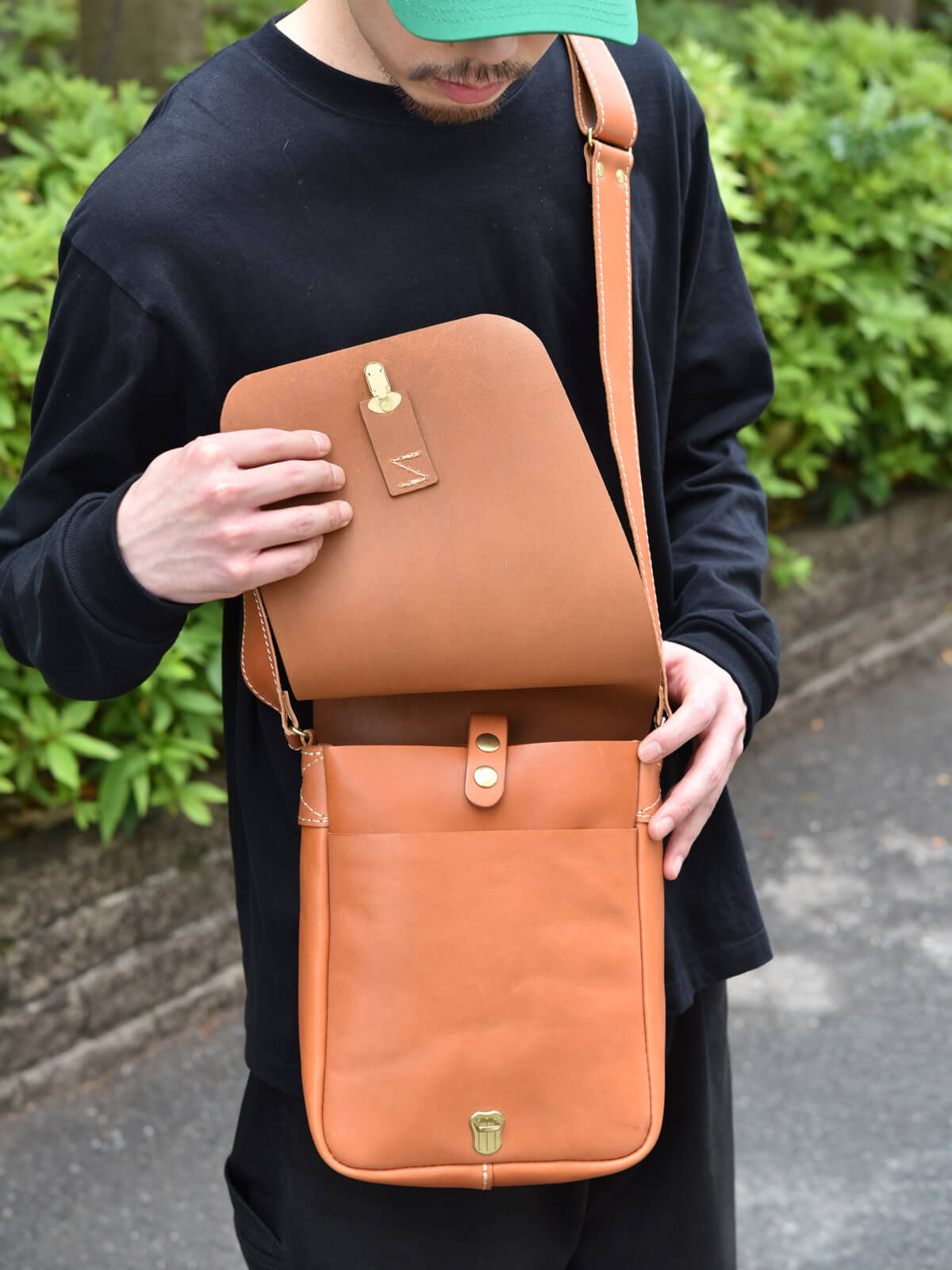 シンプルでスタンダードな総かぶせの縦型ショルダーバッグ / 革鞄の