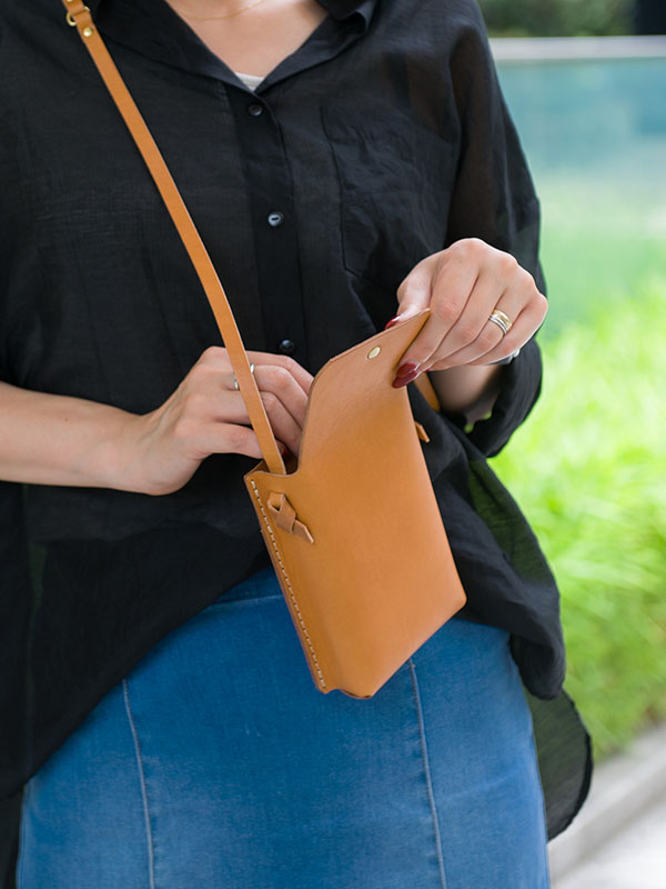 ヘルツ　スマホショルダー 財布の中にスマートフォンが入るスマホウォレットショルダー「革