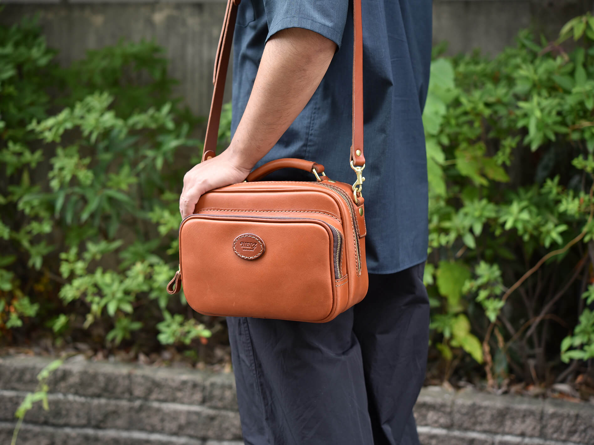 herz cw-20 ショルダーバッグ メンズ・レディース問わずで使えるファスナー式の2wayショルダー