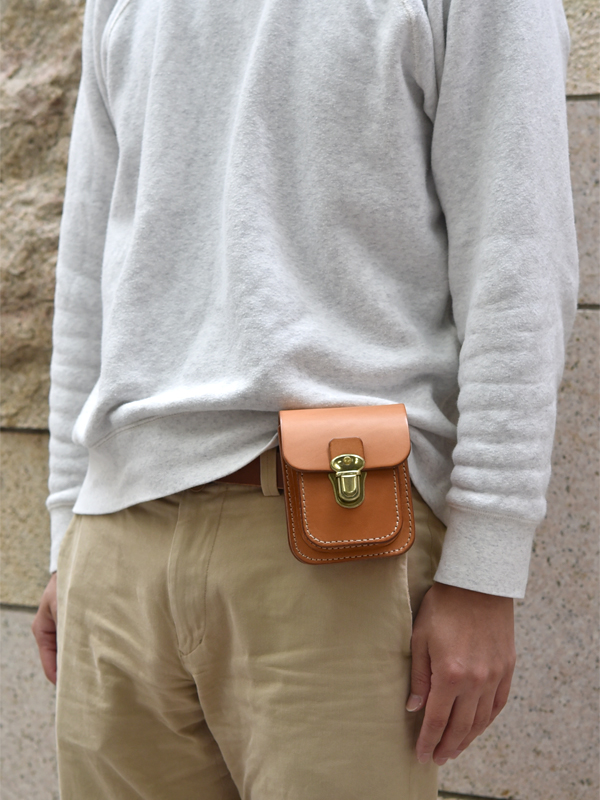 ハードレザーで仕上げたポケット付きのベルトポーチ / 革鞄の