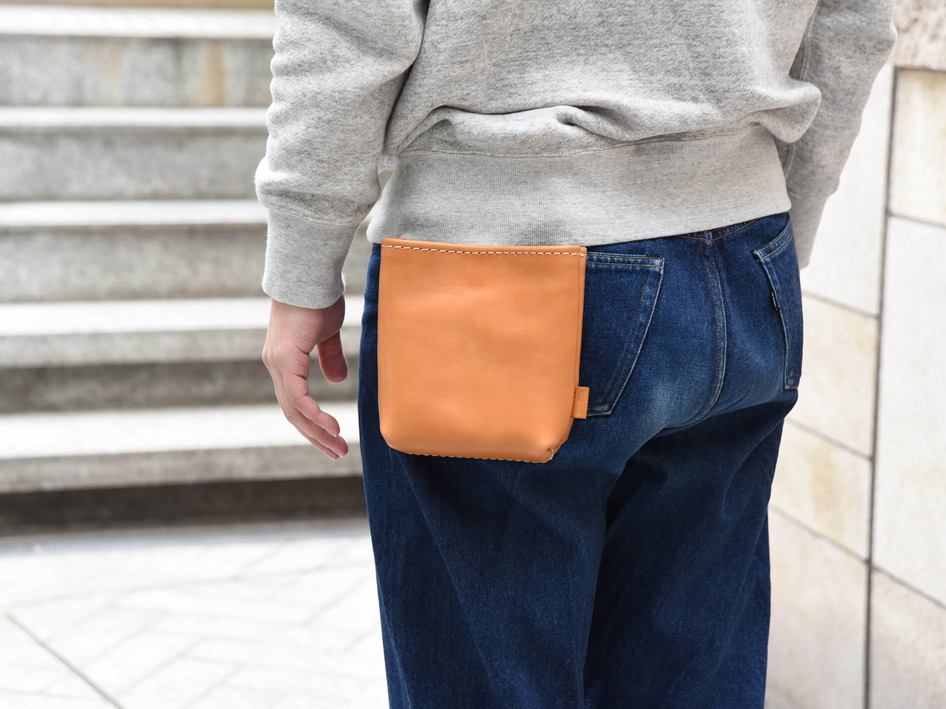 ヘルツ 大工さんの腰袋的ベルトポーチE-27 ブラック 大工さんが仕事で使う腰袋をイメージしたベルトポーチ「革鞄の