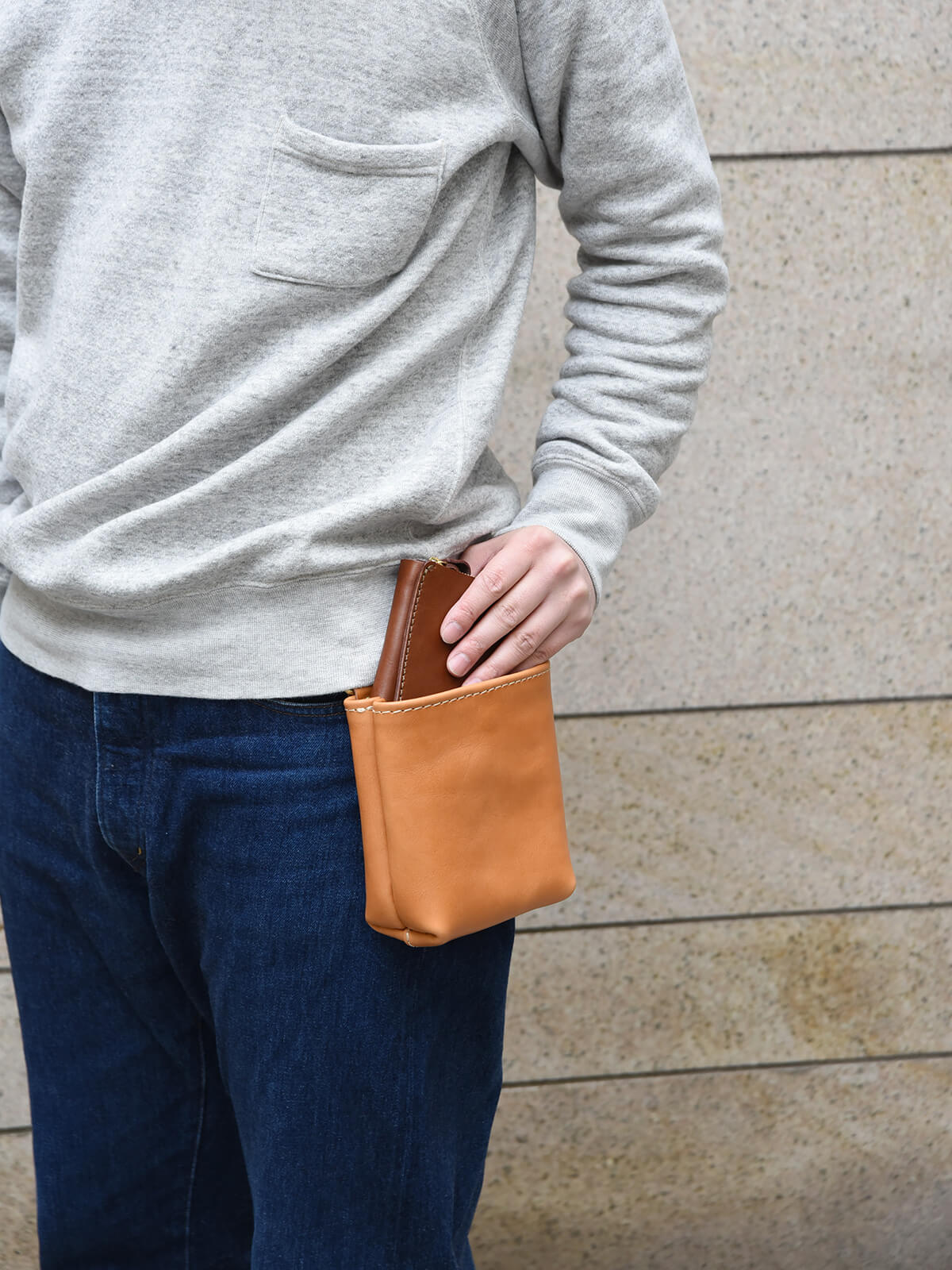 ヘルツ 大工さんの腰袋的ベルトポーチE-27 ブラック 大工さんが仕事で使う腰袋をイメージしたベルトポーチ「革鞄の