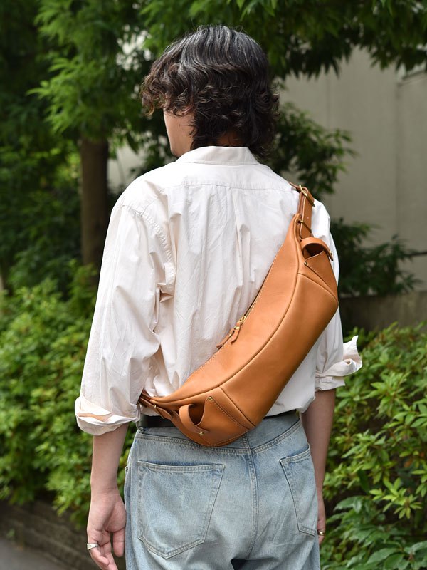 身体に沿う作りと立体的で大容量のボディバッグ / 革鞄のHERZ