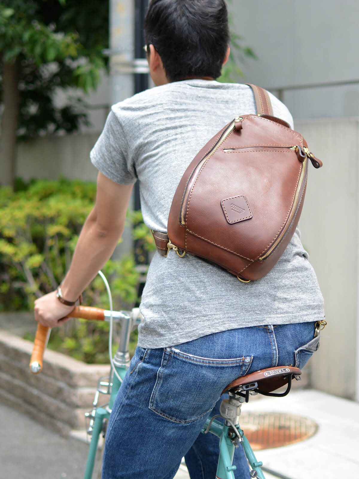 トリプルファスナーボディバッグ(F-3)　自転車乗り着用