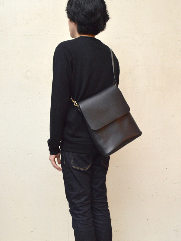 背面から底マチがゆるやかなカーブで背中に添うショルダーバッグ / 革