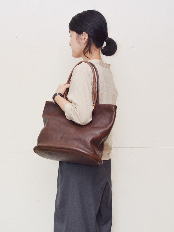 オンオフで使えるA4サイズのファスナートートバッグ / 革鞄のHERZ