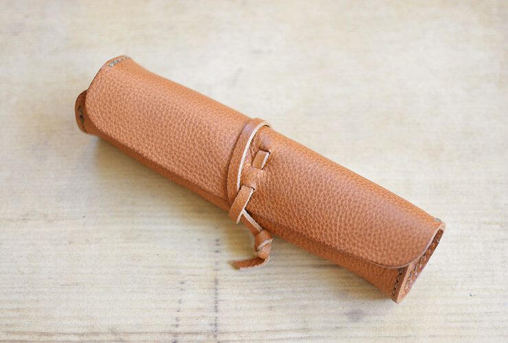 HERZの革製ペン立てWサイズ　【新品 未使用】 机に置いても様になるクラシックな革紐留めロールペンケース / 革鞄の