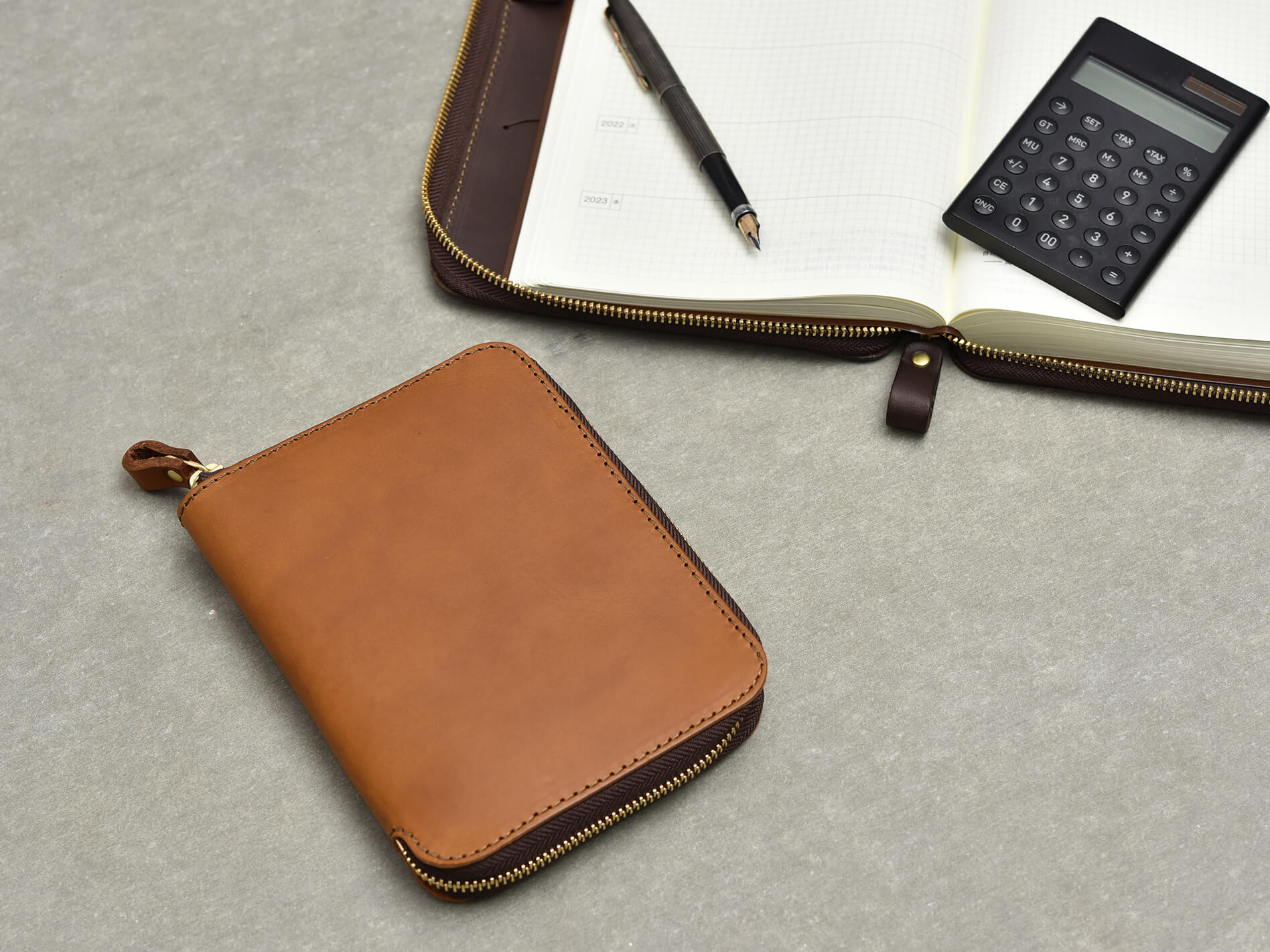 未使用 HERZ Organ ファスナーブックケース GS-37-MW-BK ラウンドファスナーで本やノートも包める本革ブックケース / 革