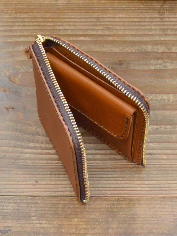 ファスナーの安心感と二つ折りの気軽さを活かしたコンパクトな財布