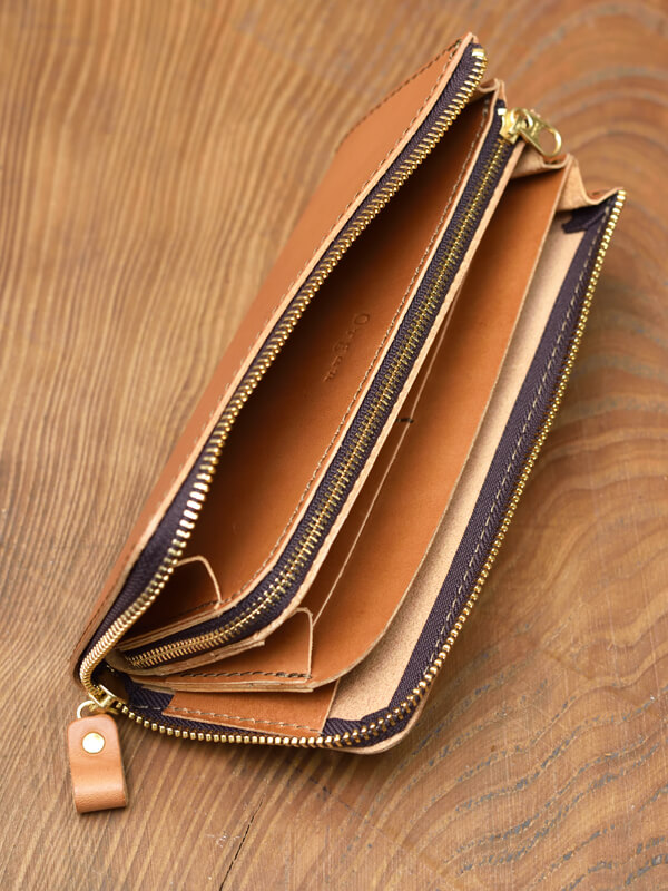 ダコタレザーの滑らかな手触りを楽しめるL字ダブルファスナー長