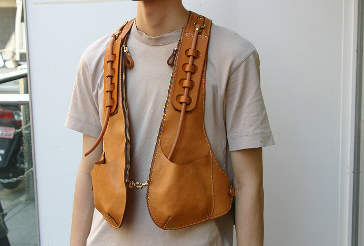 極美品 HERZ ヘルツ 着る鞄 ベスト型 R-30 服を着るように鞄を背負うリュックタイプの着るカバン・ベスト型 / 革