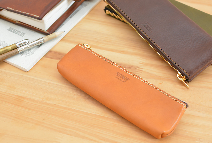 スタンダードなソフトレザーのファスナーペンケース / 革鞄のHERZ