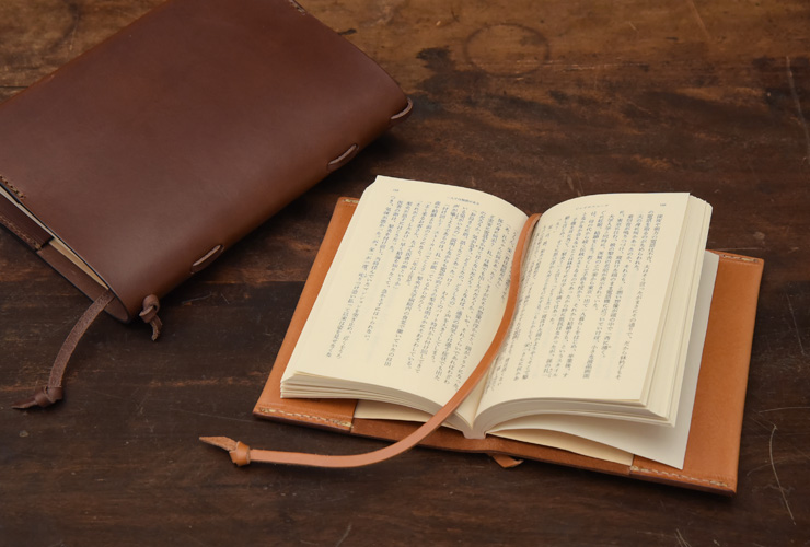 文庫本・単行本サイズ対応の革のしおり付きブックカバー / 革鞄のHERZ