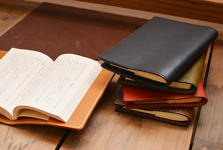 「SEGA」ロゴデザイン　新書サイズブックカバー 新品未開封です。 シュリンクレザー ベロ付ブックカバー 新書本サイズ 商品詳細 革蛸,革