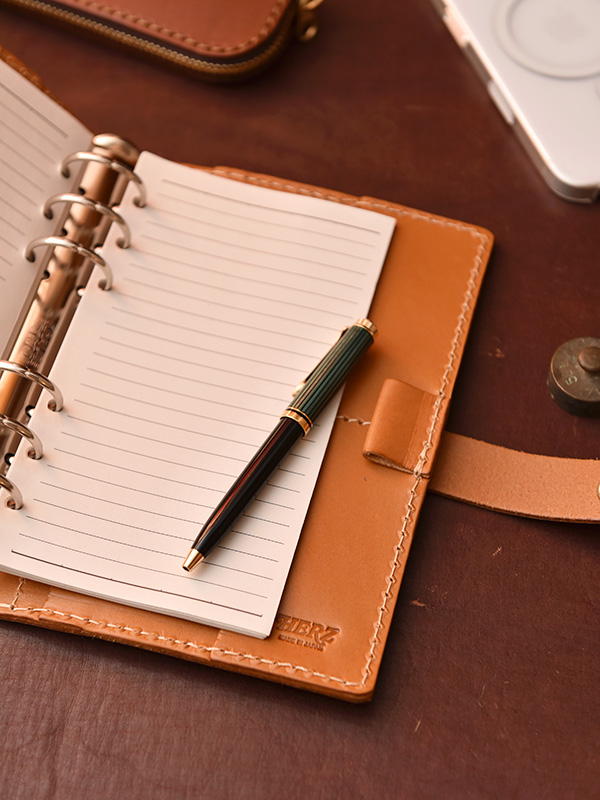 本革で長く使えるバイブルサイズのシステム手帳カバー / 革鞄のHERZ