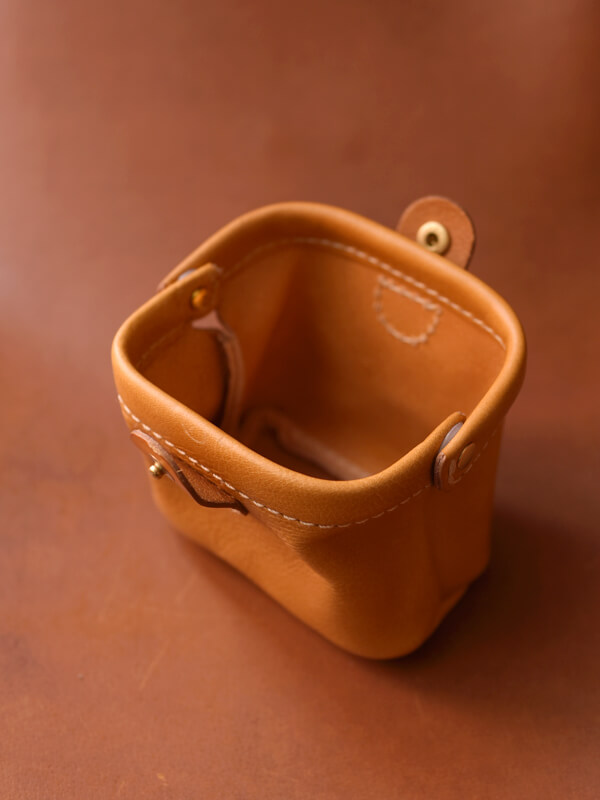 ポテっとした形が可愛らしいソフトレザーのガマ口ポーチ / 革鞄