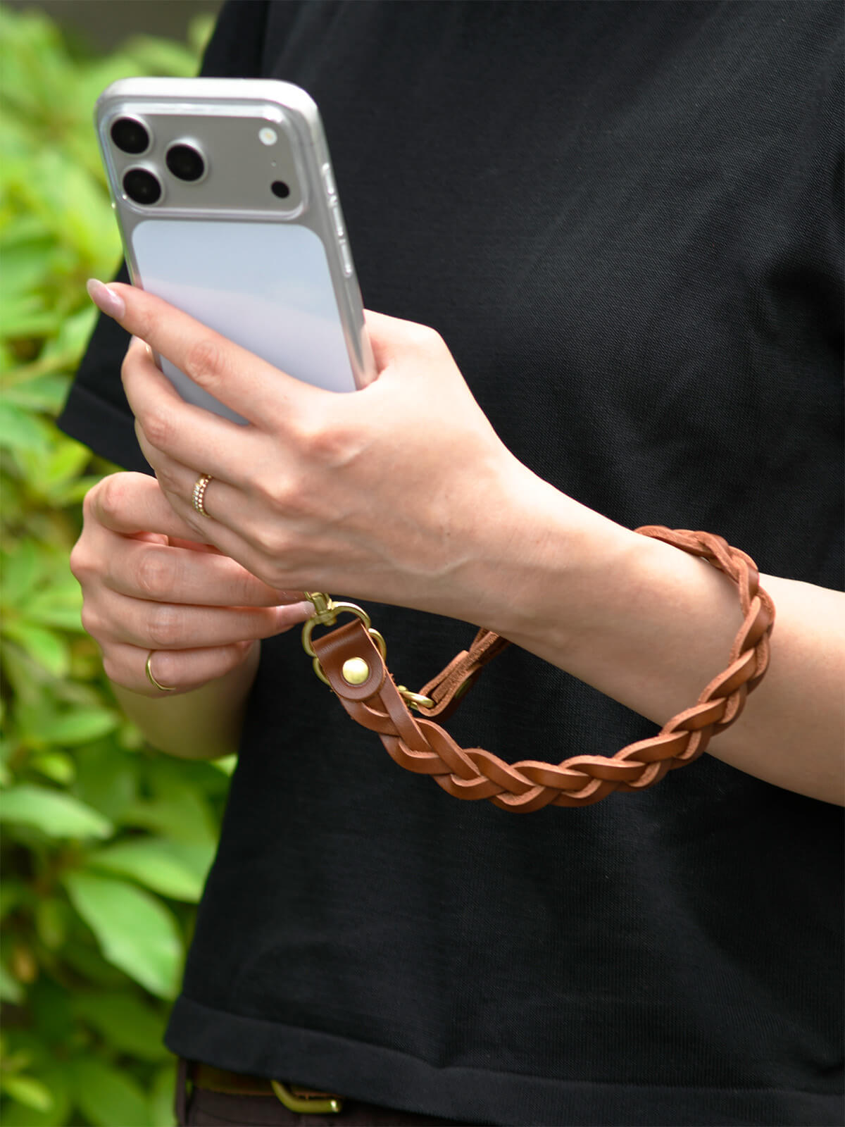ストラップ取付可能なスマホカバー用革製ハンドストラップ / 革鞄の