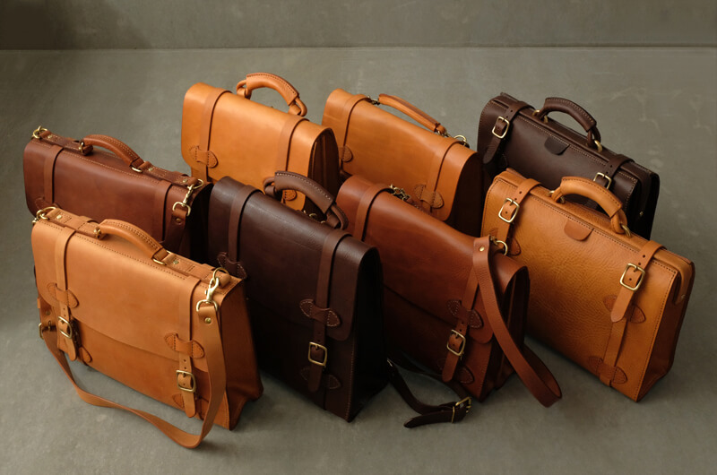 イタリア革のミッスーリと口枠をあわせた重厚感のあるダレスバッグ