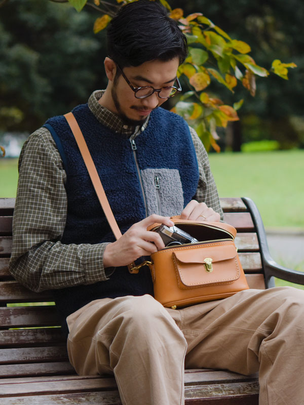 メ*ヌ様 定価36300円/男女兼用　HERZ 普段使いもできるミニカメラバッグ 普段使いや旅行でも気軽に使える革のミニカメラバッグ / 革鞄のHERZ