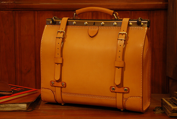 【SS】HERZ ビジネスキットバッグ 2WAY パンタフレーム チョコ クラシックフレームで作るワイドマチのビジネスキットバッグ