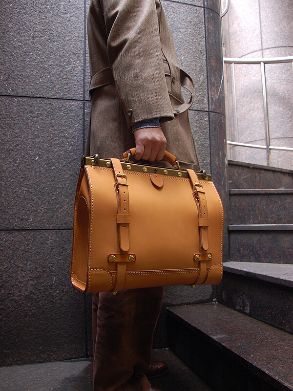 【SS】HERZ ビジネスキットバッグ 2WAY パンタフレーム チョコ クラシックフレームで作るワイドマチのビジネスキットバッグ