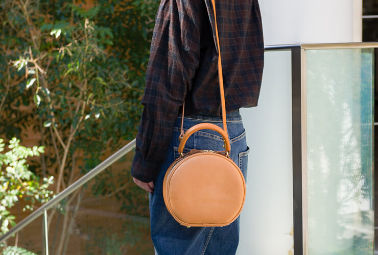 ぷっくりした丸いフォルムがかわいいレディースハンドバッグ / 革鞄の