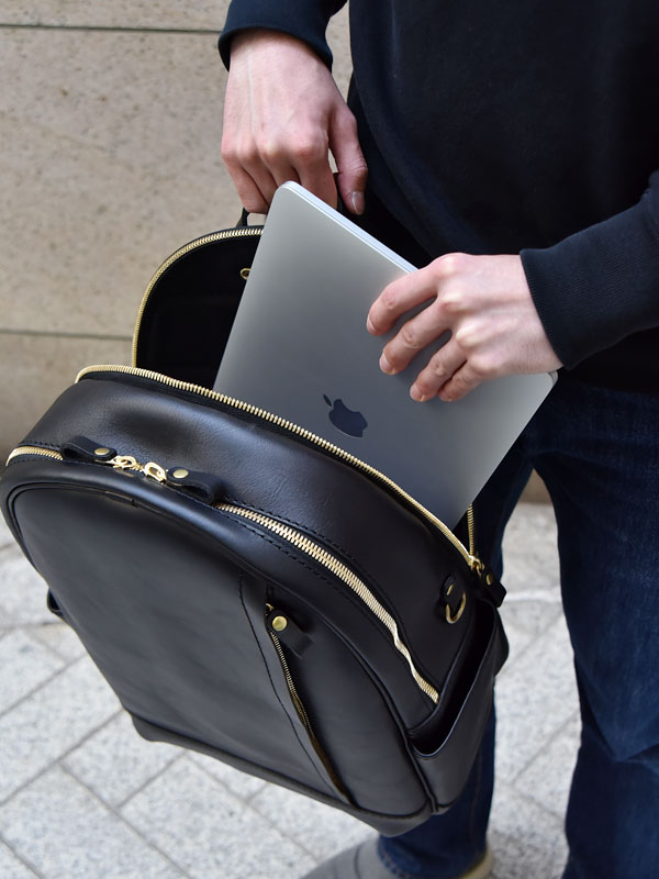 多機能デイパック(R-21)　ノートパソコン取り出し