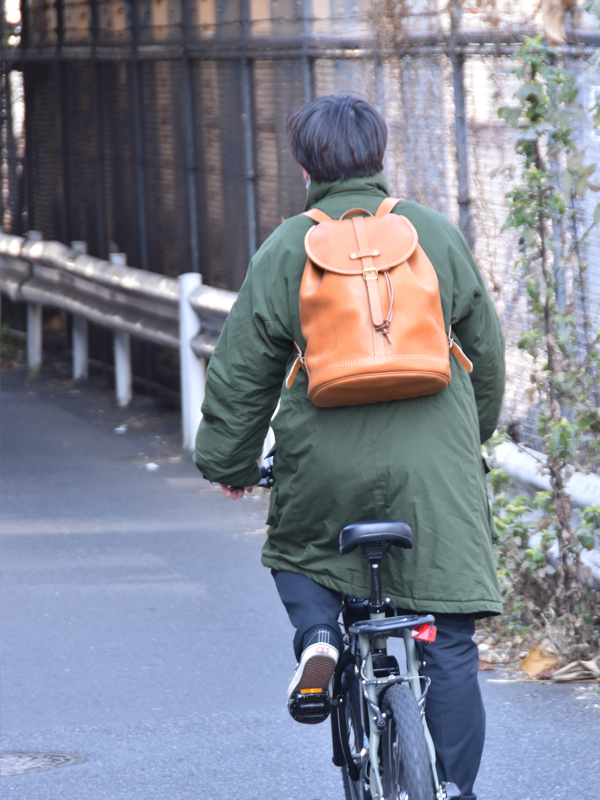 自転車乗りやアウトドアでも使える本革の1本ベルトリュック / 革