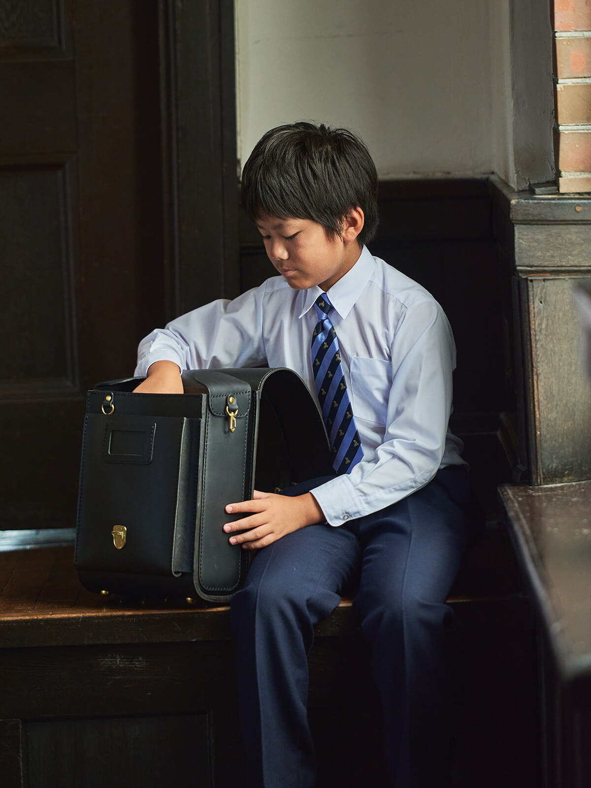 一本ベルト縦型ランドセル(R-53)　ブラック男の子着用