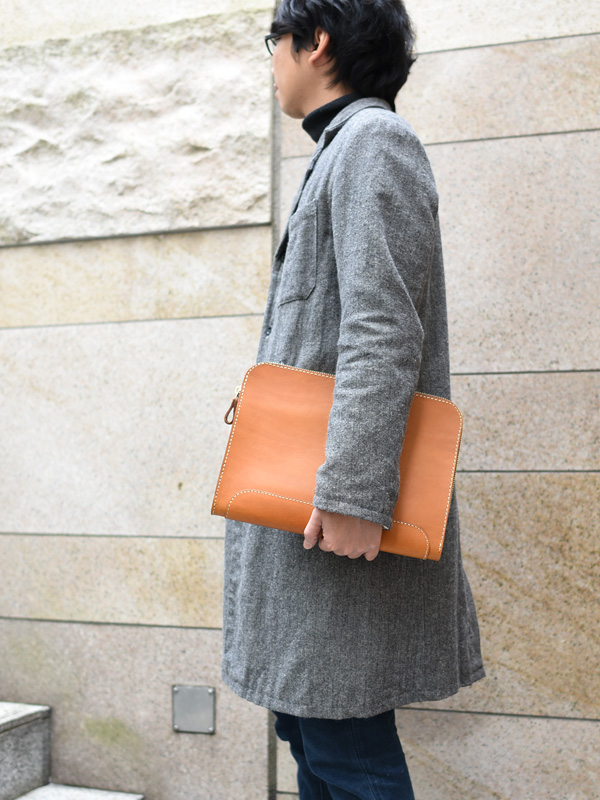 PCケースにも使えるブリーフケース　Sサイズ男性着用