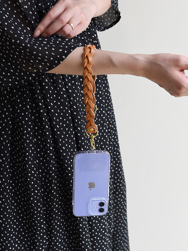 スマホハンドストラップ(SN-2412)　着用イメージ